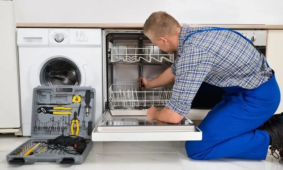 Başiskele Hoover servisi teknisyen ekibi beyaz eşya tamiri yaparken